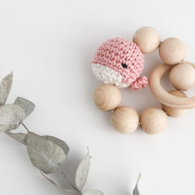 greifling holz baby spielzeug nonikids berlin wal rosa amigurumi