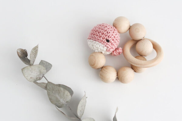 greifling holz baby spielzeug nonikids berlin wal rosa amigurumi