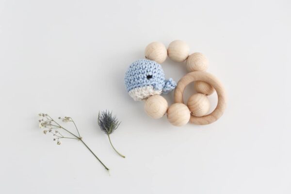 greifling holz baby nonikids berlin wal amigurumi hellblau