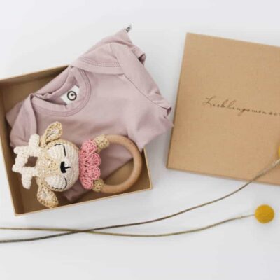 nonikids geschenkbox baby greifling reh body rosa