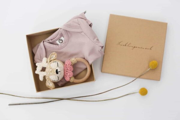 nonikids geschenkbox baby greifling reh body rosa